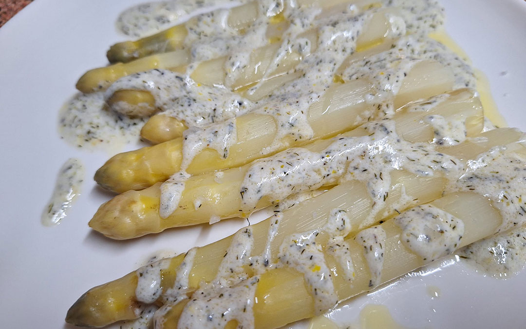 Espárragos blancos con aliño de yogur, limón y eneldo./ Manuel Barrau