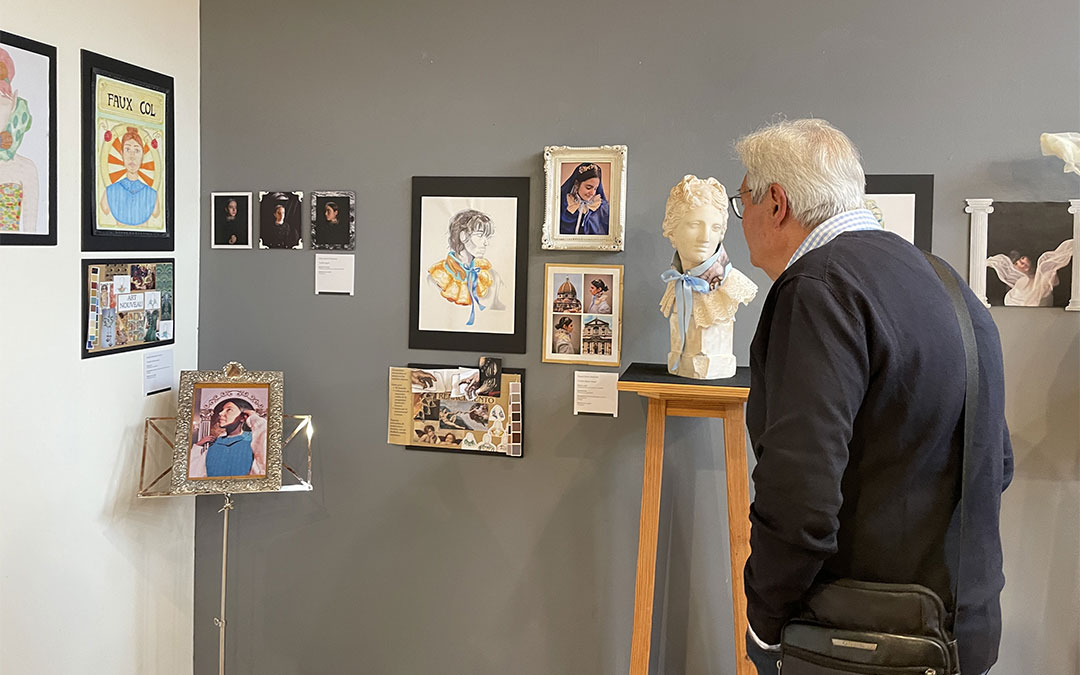 Las obras expuestas muestran la «evolución artística» de los alumnos de 1º y 2º de Bachillerato de Artes desarrollada durante el curso./ María Celiméndiz