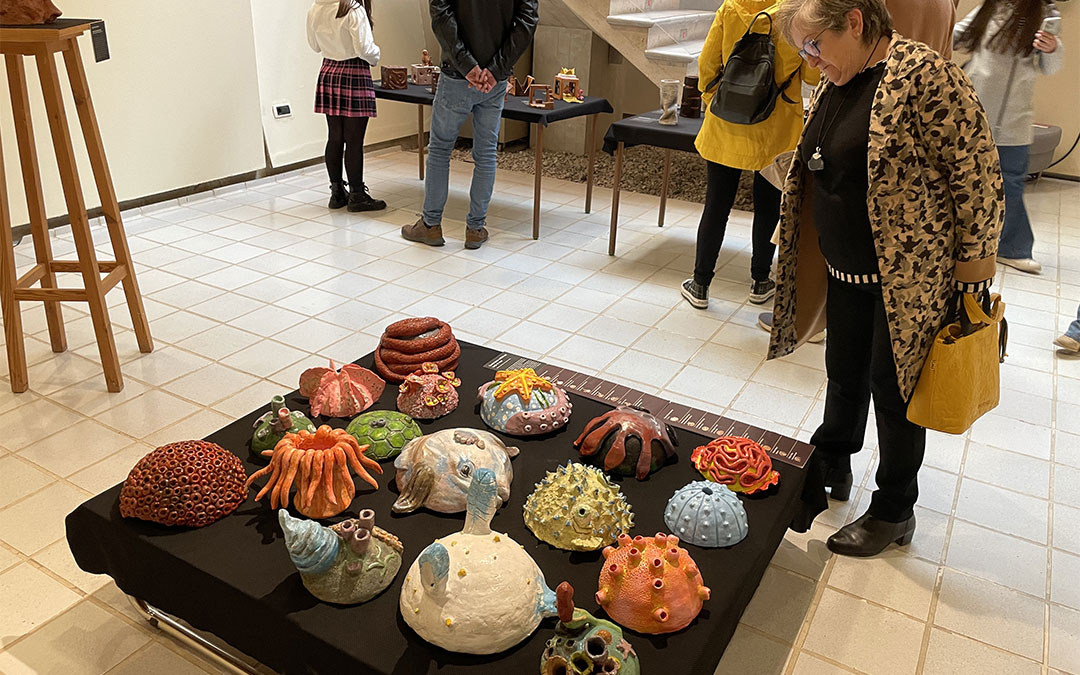 Las obras expuestas muestran la «evolución artística» de los alumnos de 1º y 2º de Bachillerato de Artes desarrollada durante el curso./ María Celiméndiz