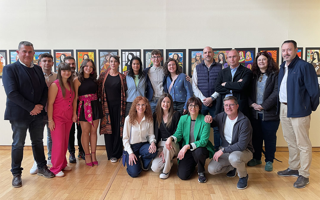 Seis alumnos introdujeron la muestra el pasado viernes arropados de profesores y representantes de la corporación municipal de Alcañiz. Desde el público les apoyaron familiares y amigos./ María Celiméndiz