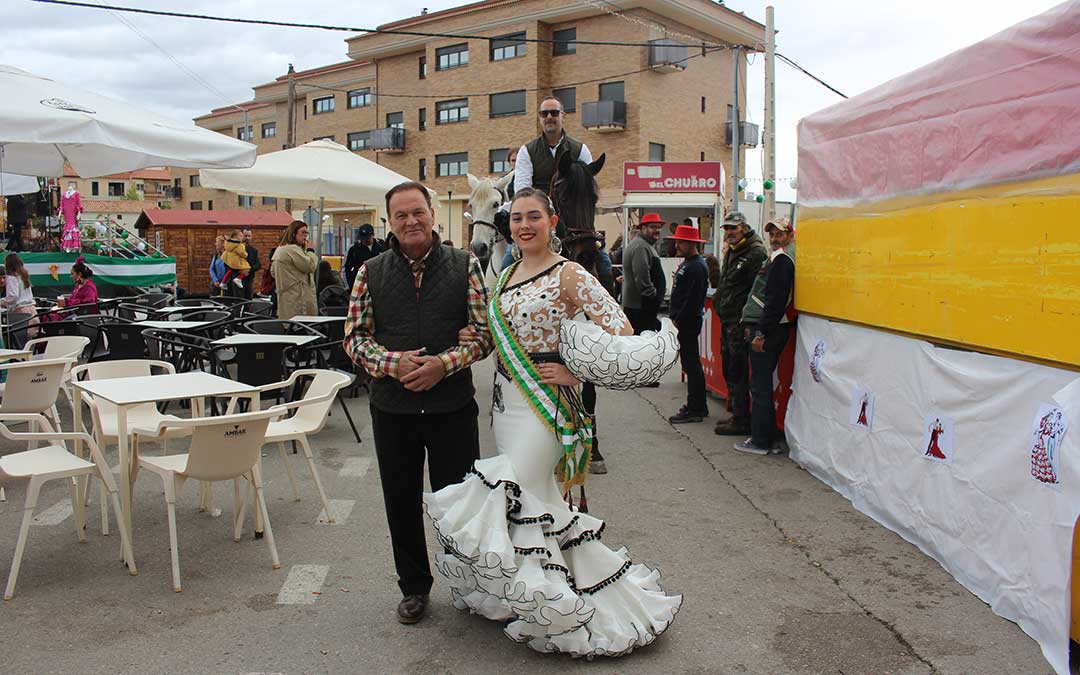 El presidente y la reina de la Casa Comarcal de Andalucía, el sábado por la mañana, al comienzo de la vuelta de los caballos por la localidad / L. Castel
