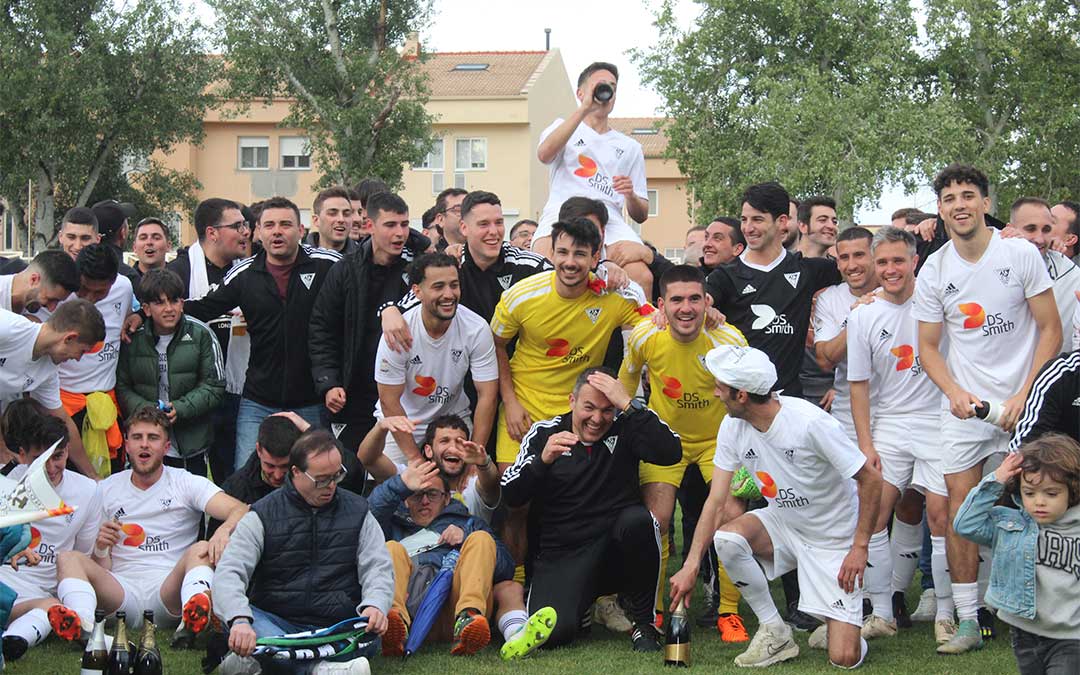 El Andorra C.F. festeja el ascenso a Tercera en el Endeiza. / Eduard Peralta