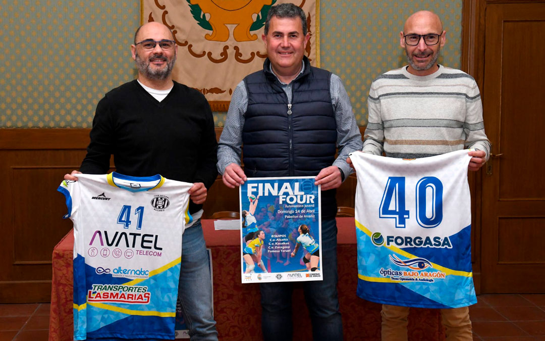 Los entrenadores, Miguel Angel Orihuela y Jose María García, junto al concejal de Deportes, Eduardo Orrios./ Ayto Alcañiz