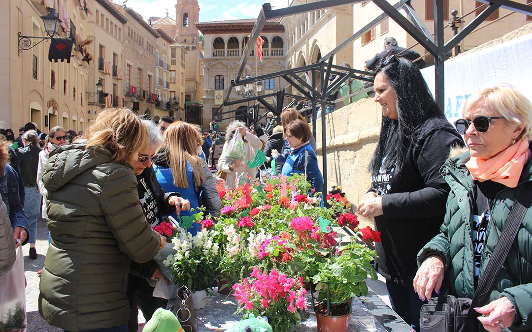Puestos de flores y libros en el entorno del antiguo Mercado / L. Castel
