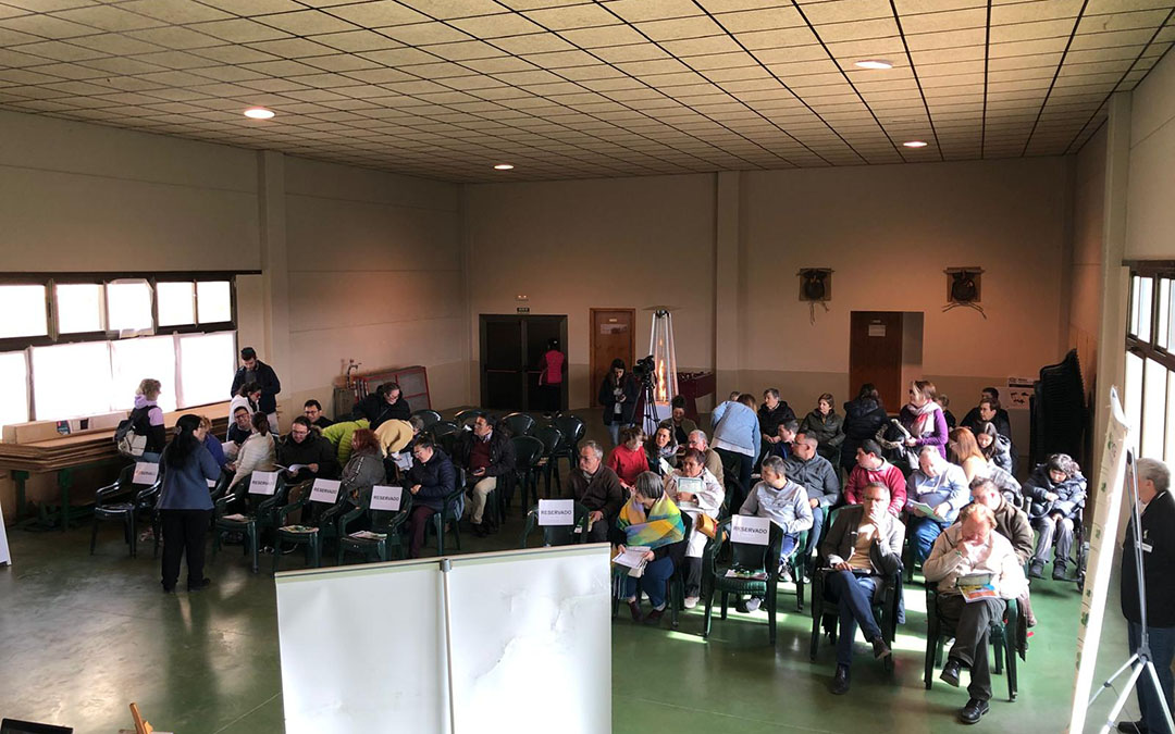 Decenas de personas asisiteron al acto en Fórnoles./ J.V.