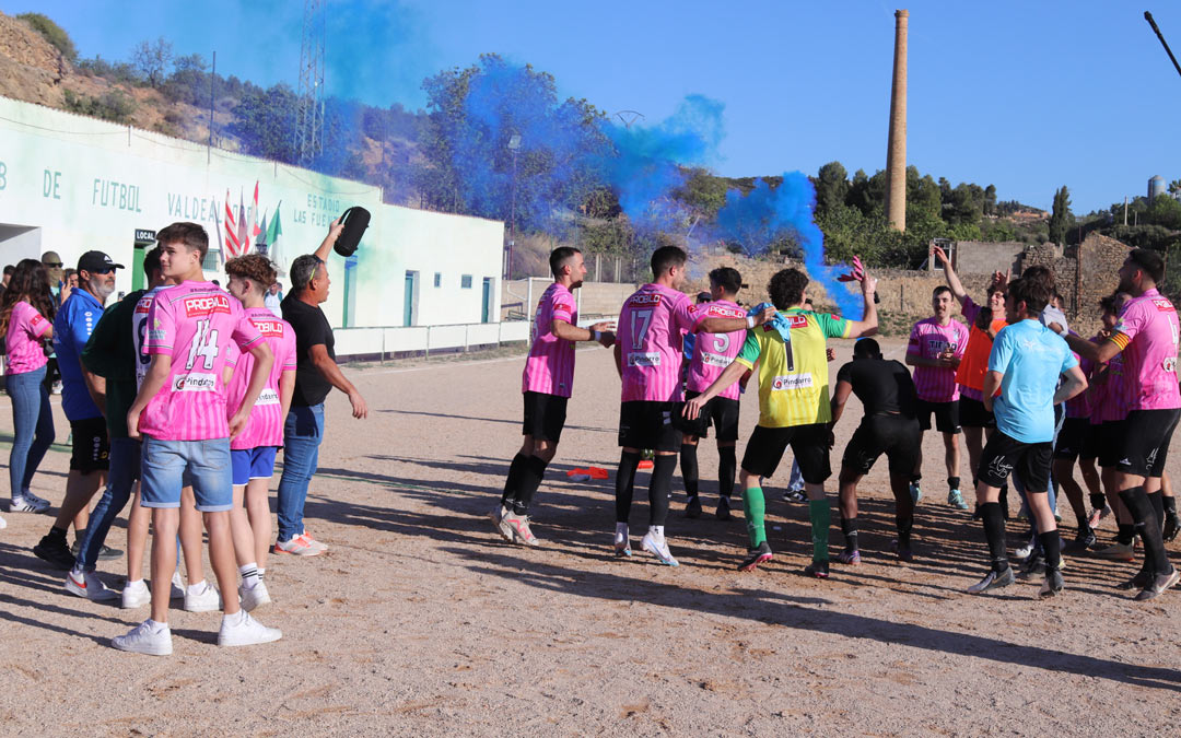Celebración de los jugadores y afición del Sportin Alcañiz. /N.A.