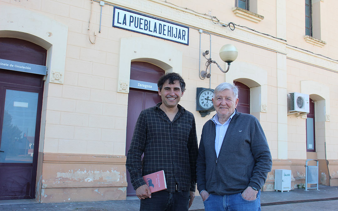 Miguel Ganzo y Adolfo Burriel, con ‘En la estepa’ en la estación poblana. / B. Severino