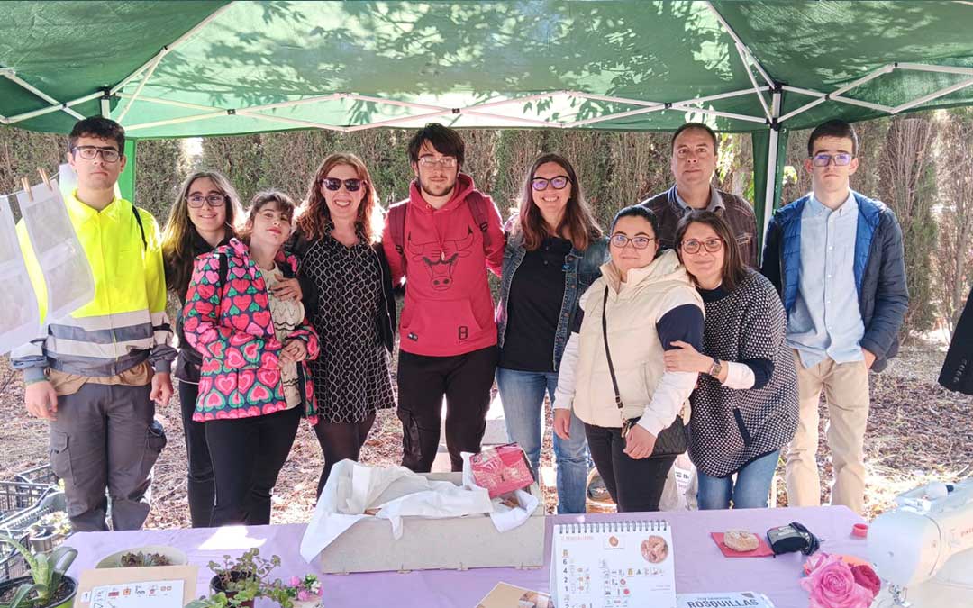 Alumnos y profesores del CEE Gloria Fuertes de Andorra que han participado este martes en la VI Feria de la Formación Profesional en el Bajo Aragón / L. Castel