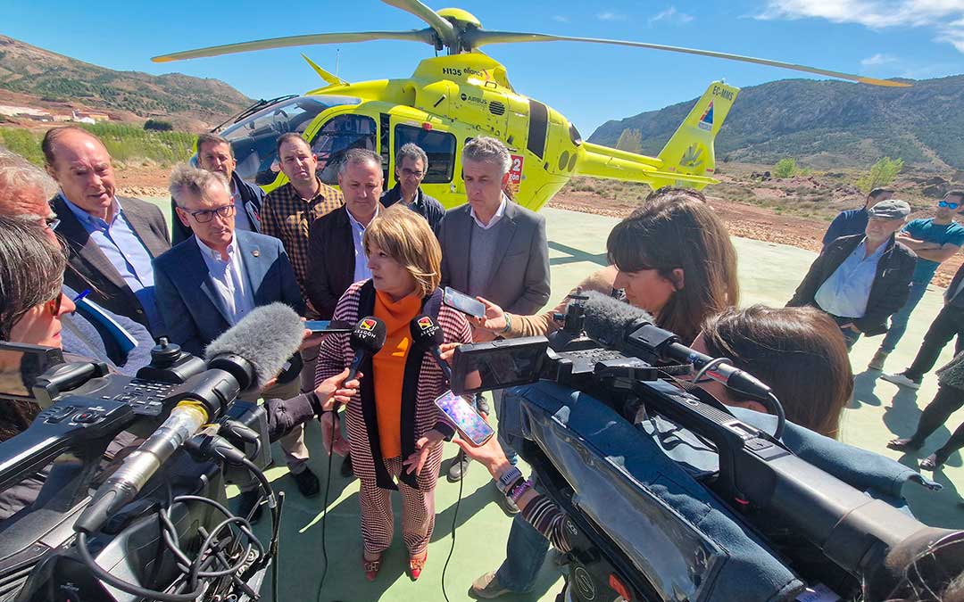 La consejera de Presidencia de DGA, Tomasa Hernández, este jueves en la helisuperficie de Cuencas Mineras, situada en Montalbán./ DGA