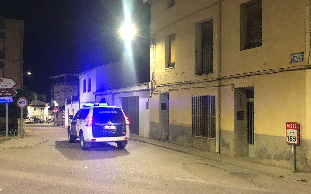 Imagen de archivo de un coche patrulla de la Guardia Civil a su paso por Híjar. / La Comarca