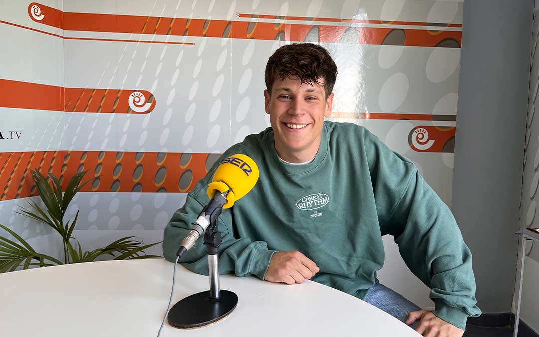 Ian Ferrando, músico alcañizano, en Radio La Comarca. / Eduard Peralta Álvarez