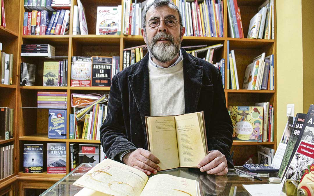 Miguel Ibáñez sostiene el libro ‘Risas y llantos’ que restauró y que quiere que se edite. Sobre la mesa, el almanaque. / B. Severino