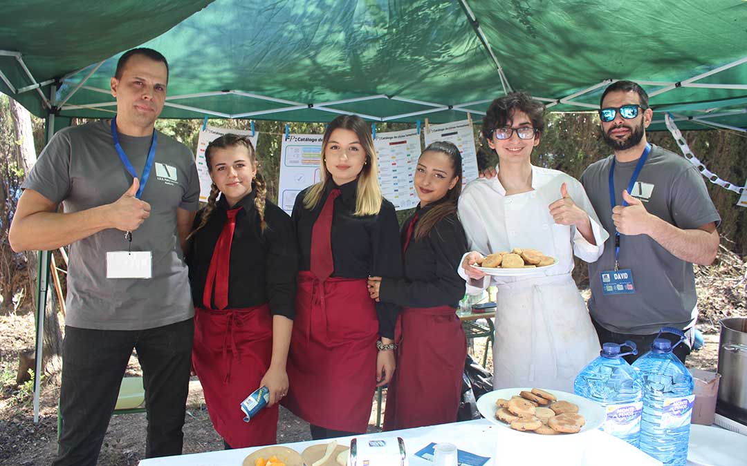 Alumnos y profesores de FP del IES de Andorra que han participado este martes en la VI Feria de la Formación Profesional en el Bajo Aragón / L. Castel