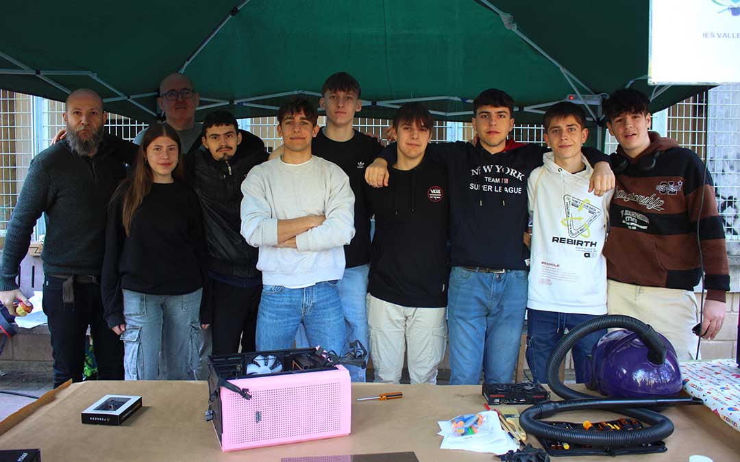 Alumnos y profesores de FP del IES Valle del Guadalope de Calanda que han participado este martes en la VI Feria de la Formación Profesional en el Bajo Aragón / L. Castel