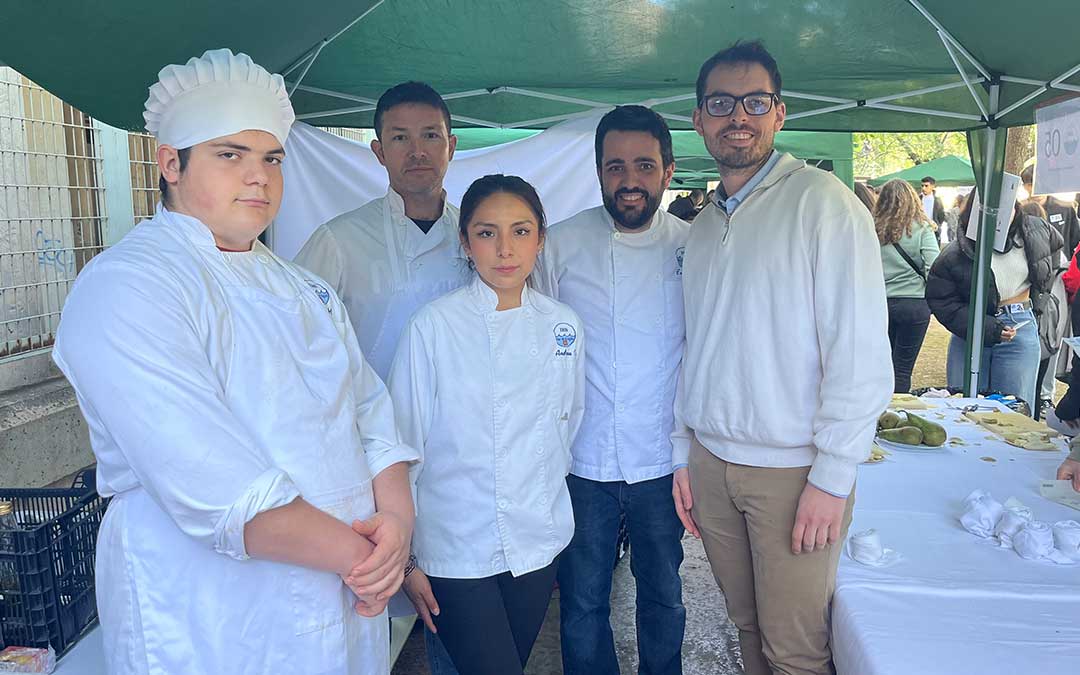 Alumnos y profesores de FP del IES Mar de Aragón de Caspe que han participado este martes en la VI Feria de la Formación Profesional en el Bajo Aragón / L. Castel