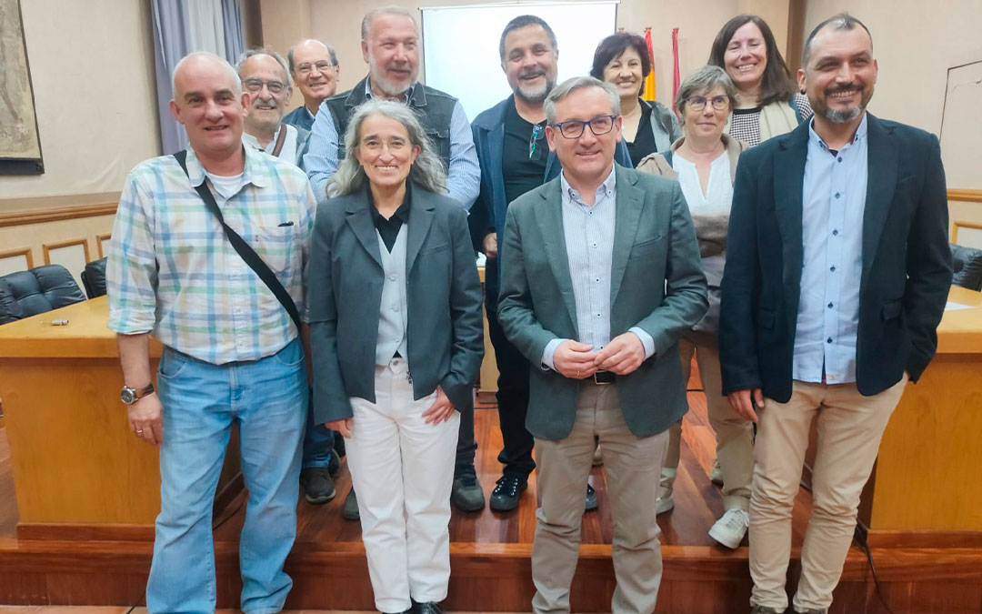 Joaquín Juste (segundo por la derecha) con responsables del IET y de los Centros de Estudios./ DPT