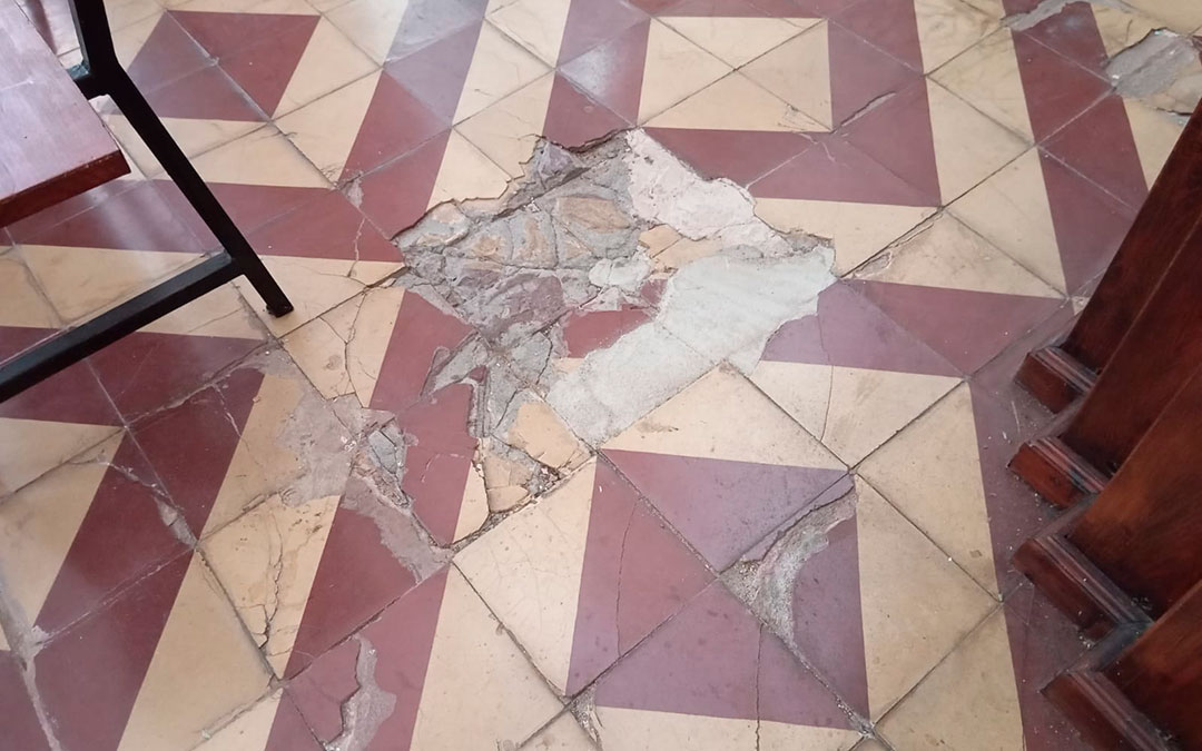 Daños en las baldosas del suelo de la iglesia masina. / L.C.