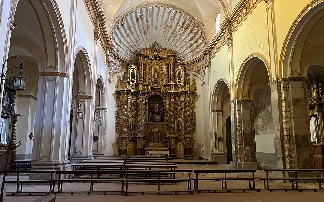 La Iglesia del Carmen tiene afectadas las bóvedas, las paredes, los retablos y el suelo / L. Castel