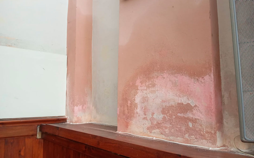Las humedades van trepando las paredes de la iglesia del Mas. / L.C.