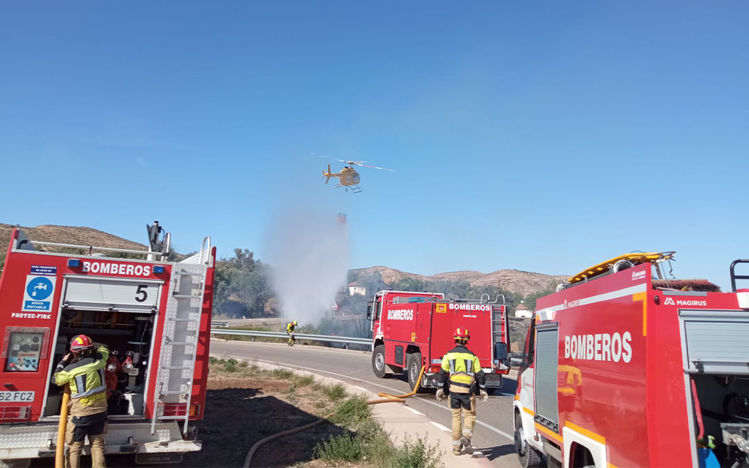 Han participado unas 30 personas en las labores de extinción del incendio de Albalate. Entre ellas, bomberos de la DPT./ Diputación de Teruel