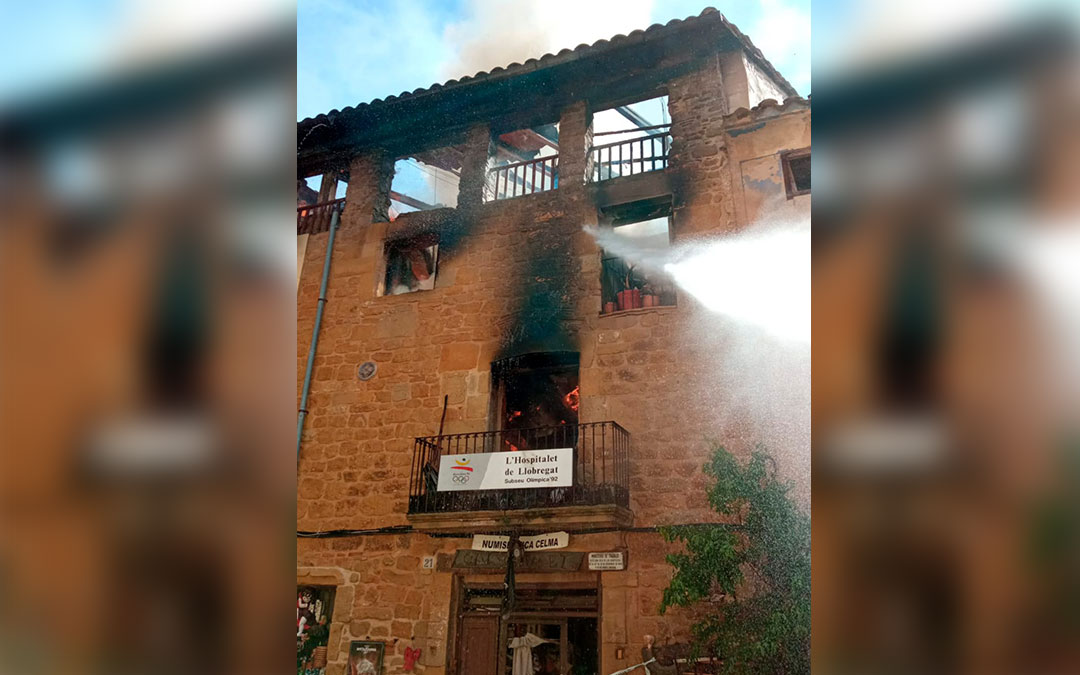 La parte alta de la vivienda muy afectada por el fuego. /DPT