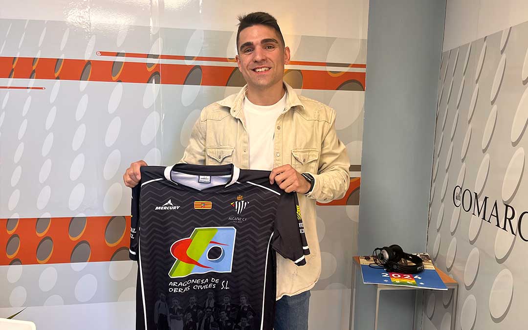 Javi Martín, capitán del Alcañiz C.F., este miércoles en Radio La Comarca. / E.P.