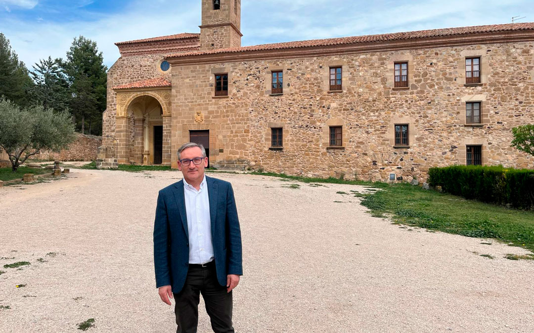 El presidente de la DPT, Joaquín Juste, frente a Monasterio del Olivar./ DPT