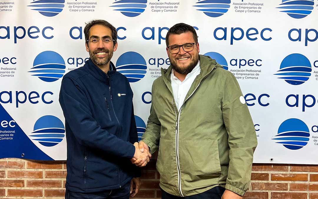 José Vicente Sancho (izquierda) da el relevo a Ramón Martínez (derecha) como presidente de APEC. / APEC