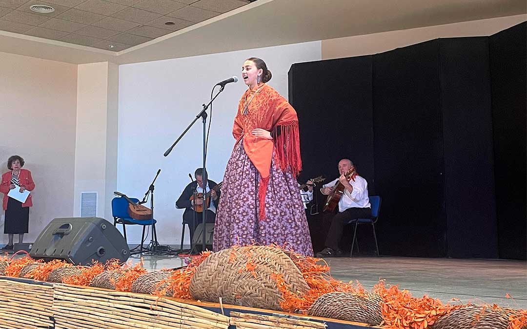 Edurne Terrado cantó una jota de estilo y una ronda./ S.F.