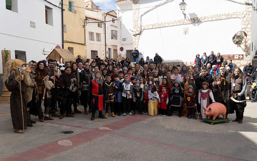 Foto de familia de los participantes en la leyenda de Ariño en el día de San Jorge / Abdul Grau
