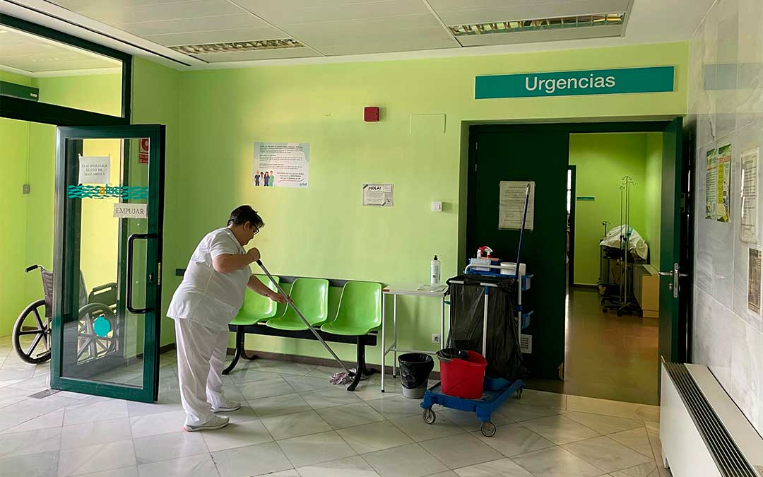 Raquel Balsagón es la única empleada de la limpieza para el ambulatorio caspolino./ S.F.