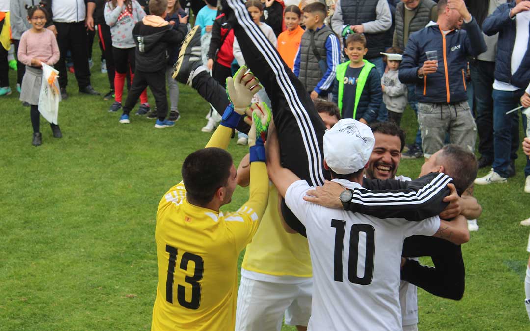 El Andorra C.F. festeja el ascenso a Tercera en el Endeiza. / Eduard Peralta