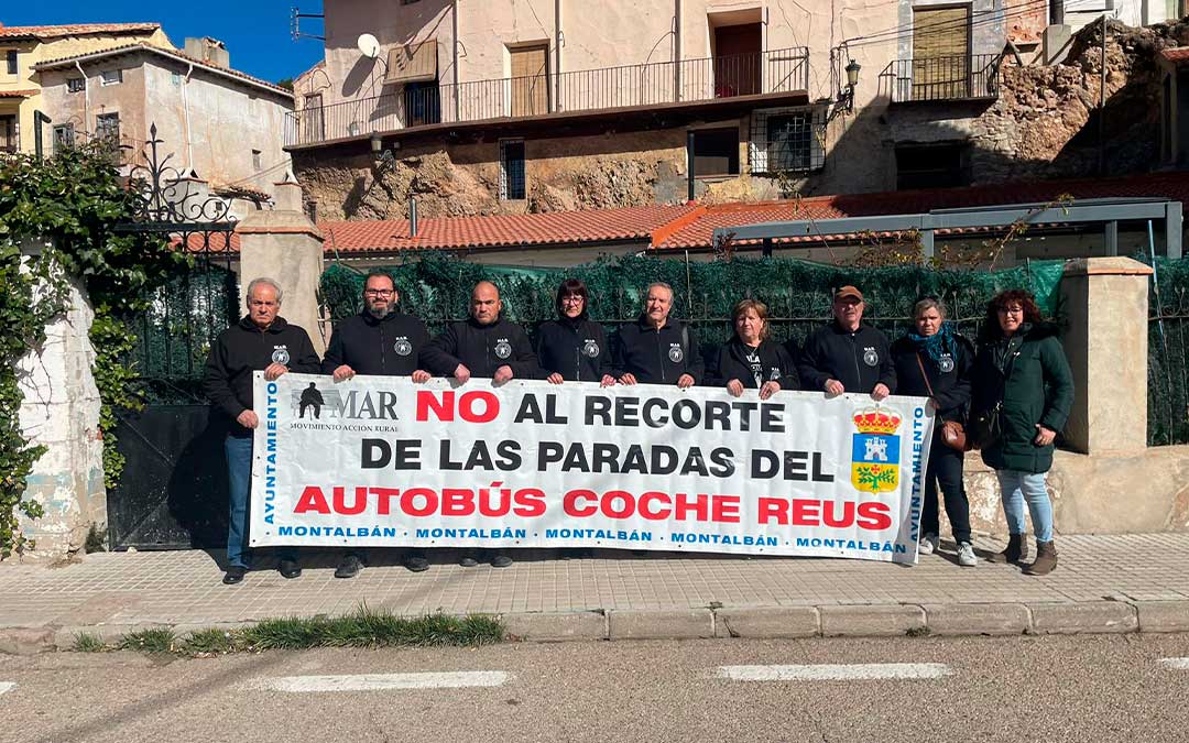 El MAR se manifiesta contra el recorte de las paradas de autobús./ MAR