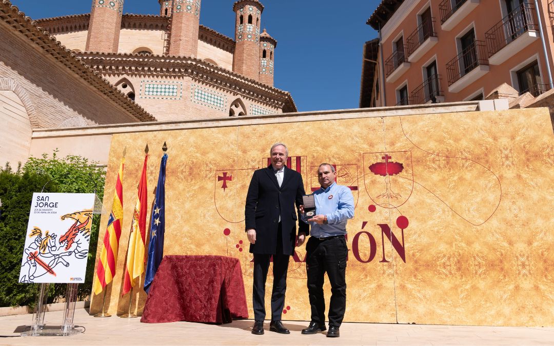 El presidente del Real Automóvil Club Circuito Guadalope, Jesús Baquero, recibió el premio del presidente de Aragón./ DGA.