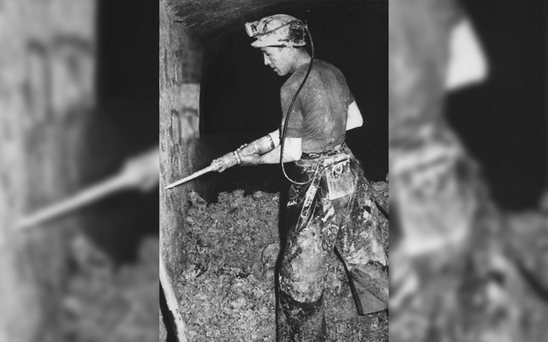 El abuelo de Aitana Rodríguez picando en la mina Santa María (Ariño)./ Archivo familiar