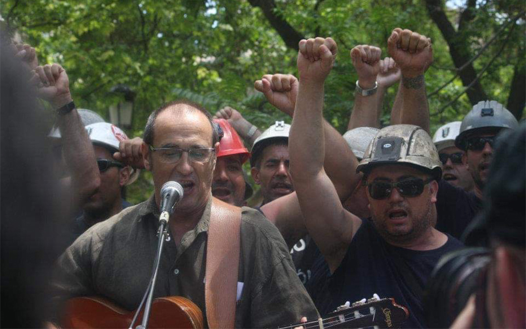 Manuel Rodríguez alzando el puño en una de las multitudinarias manifestaciones./ Archivo familiar