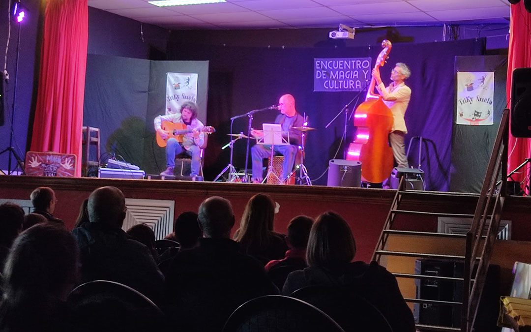 Actuación musical durante el Encuentro de Magia y Cultura de Monroyo./ C.S.