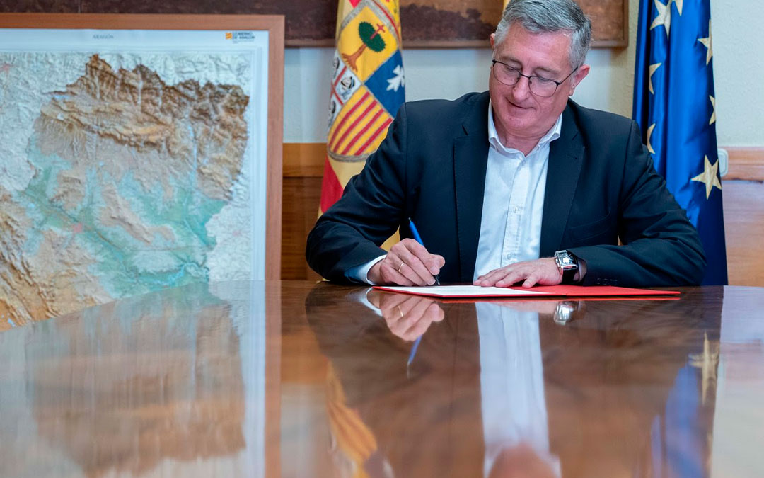 Manuel Blasco, consejero de Medio Ambiente y Turismo del Gobierno de Aragón y presidente de Motorland Aragón, ha firmado el acuerdo con Dorna este martes./ Motorland