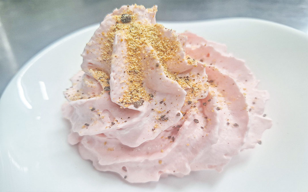 Mousse de frambuesa rellena de helado de coco./ Manuel Barrau
