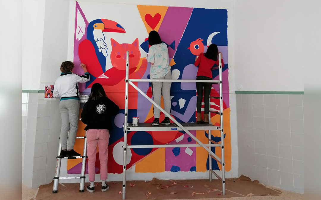 Varios jóvenes andorranos ya han decorado el nuevo centro joven con una gran pintura mural ubicada en una de sus paredes./ Ayto.