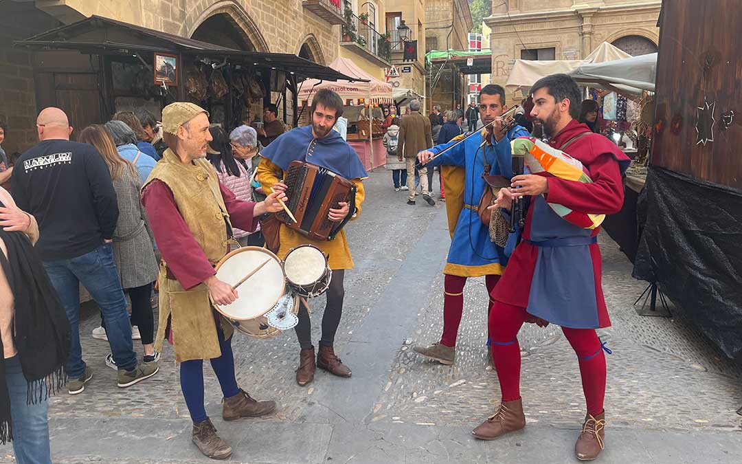 Los músicos de Bogdan han animado el mercado medieval / L. Castel