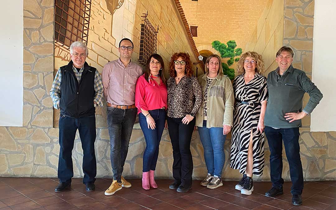 Los miembros de la nueva junta del Cachirulo 'Teresa Salvo' de Alcañiz. De izquierda a derecha: Javier Pellicer, Sergio Ortega, Montse Bosque, Elena Bosque, Marta Vicente, Pili Omedes y Luís Ferrando / Cachirulo
