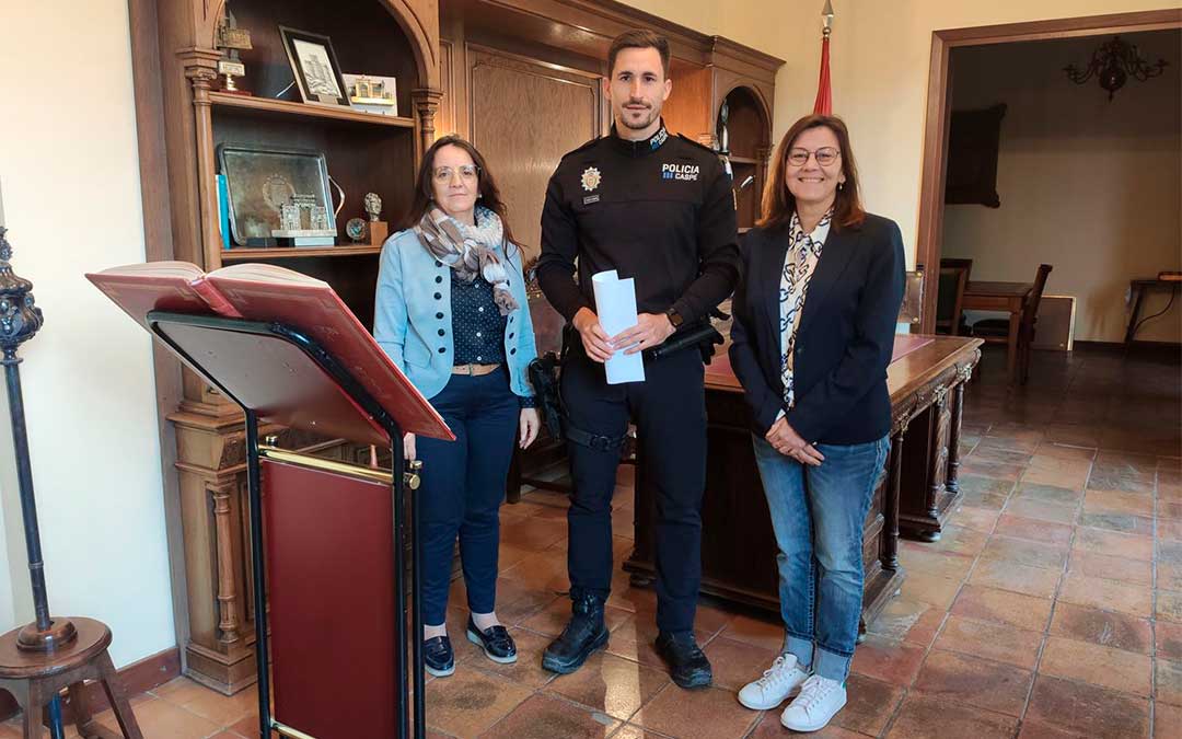 La concejal de Policía Local, Encarna Romero; el jefe interino del cuerpo policial, Cristian Villacampa; y la alcaldesa Ana Jarque./ Ayto. Caspe