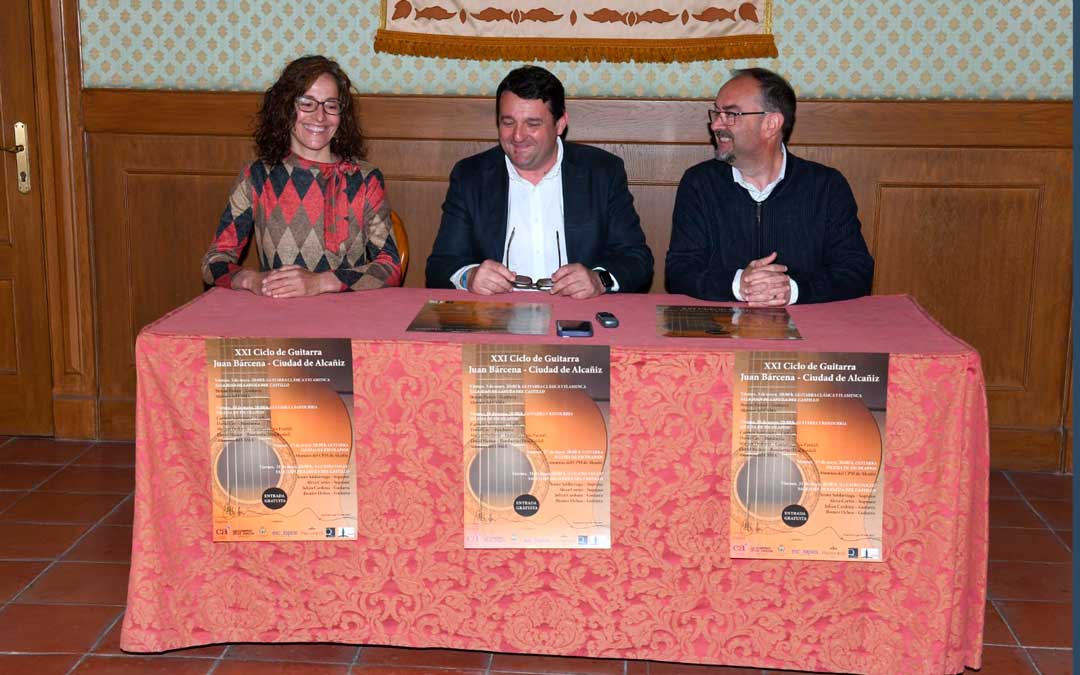 La profesora de guitarra, Nuria Estaún; el alcalde, Miguel Ángel Estevan; y el director del centro, Francisco Castillo./ Ayuntamiento de Alcañiz