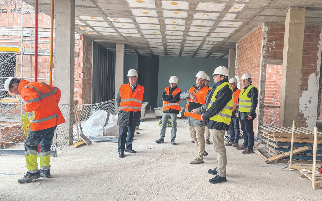 El alcalde de Alcañiz y diferentes miembros de los grupos inversores, Adiante Infraestructuras y Bonhomía Care, visitaron este lunes las obras./ C.O.
