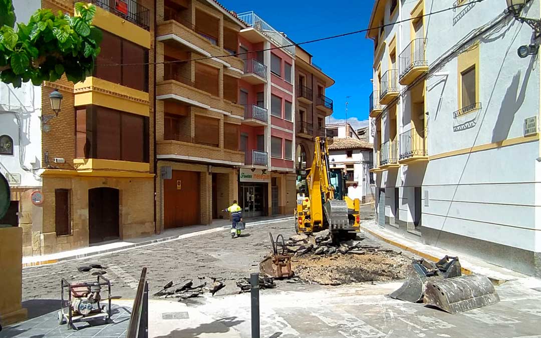 Las obras comenzaron el pasado jueves en los aledaños de la plaza San Miguel./ L.C.