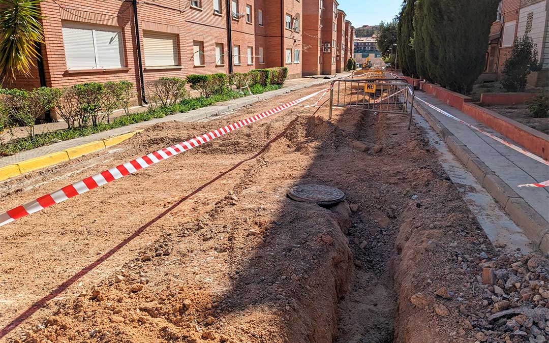 Zanja en la calle Molinos donde ya se ha reparado la distribución de agua para evitar más pérdidas de caudal./ Ayuntamiento de Andorra