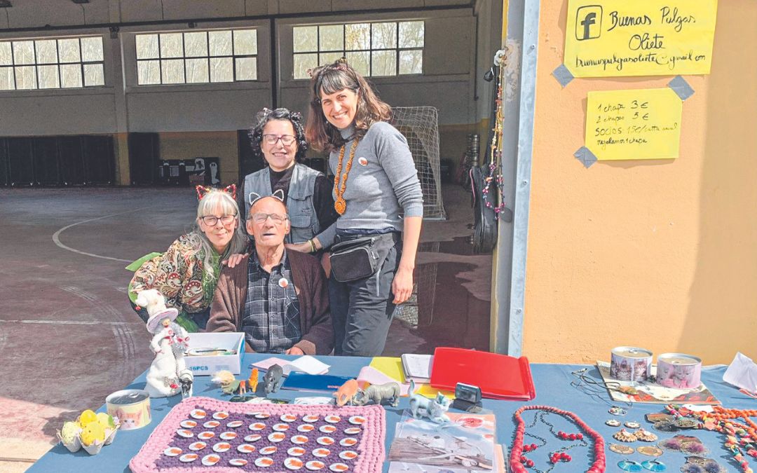 Vecinos durante el mercadillo solidario de presentación de la asociación./ A. C. F.