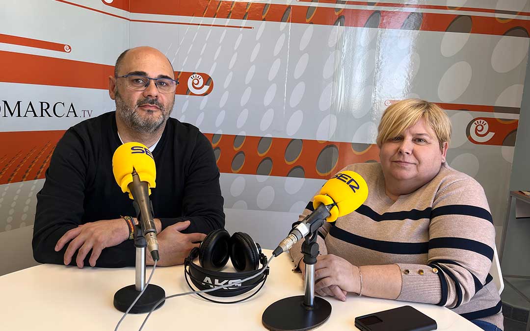 Michel Orihuela, segundo entrenador del CV Alcañiz, y Ana Batanero, presidenta, en Radio La Comarca. / E.P.