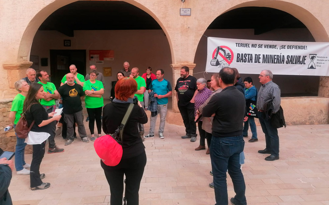 A las puertas del ayuntamiento, decenas de vecinos se concentraron con pancartas. /PAMT